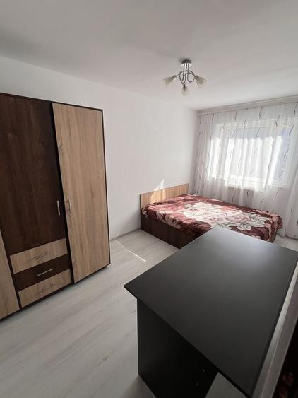 Apartament cu 3 camere semidecomandat în Astra