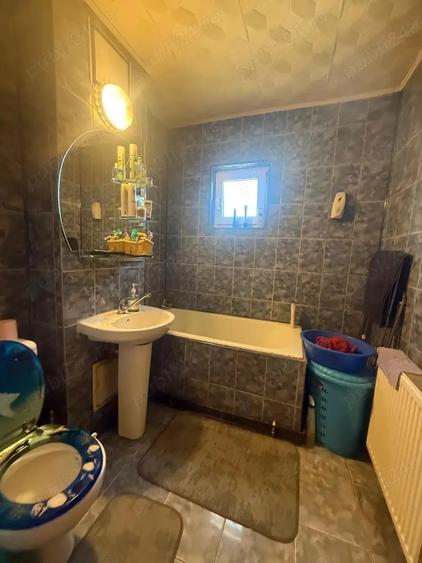Apartament cu 3 camere decomandat în Costești