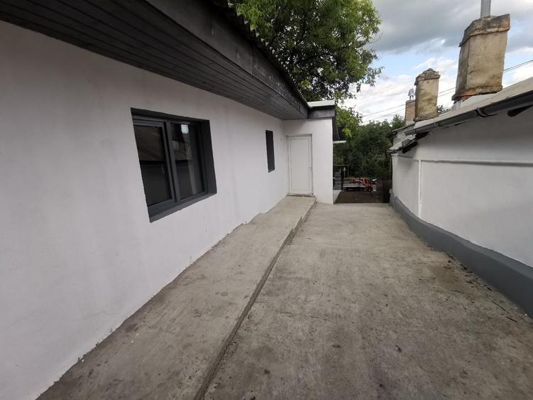 Casă cu 3 camere în Sărărie