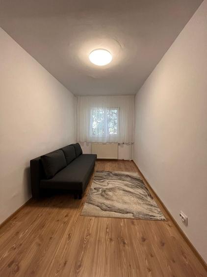 Apartament cu 3 camere semidecomandat în Miorița