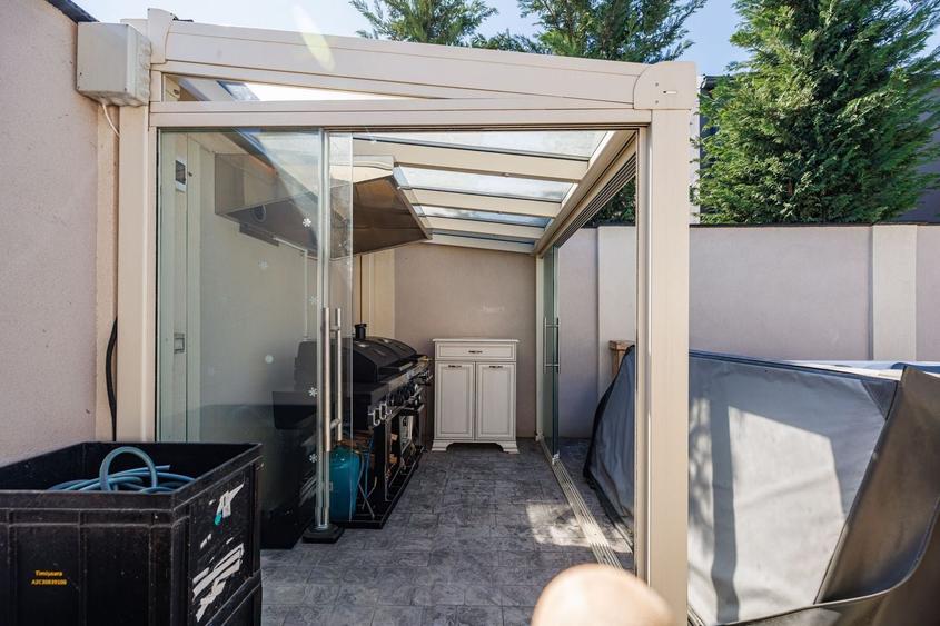 Casă cu 6 camere cu Piscina în Moșnița Nouă