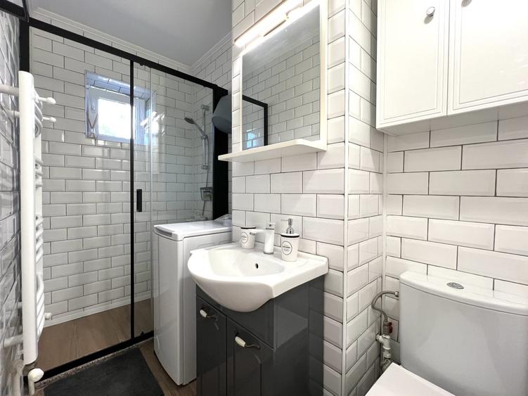Apartament cu 3 camere semidecomandat în Central