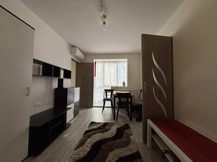 Apartament cu 3 camere semidecomandat în Dacia