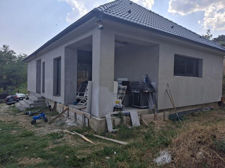 Casă individuală cu 3 camere cu Canalizare în Vest