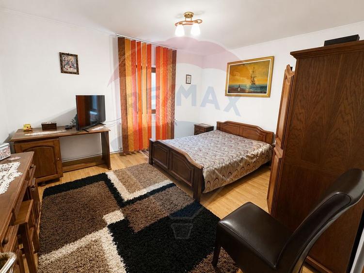 Casă individuală cu 11 camere cu Teren 1010 Mp în Periș