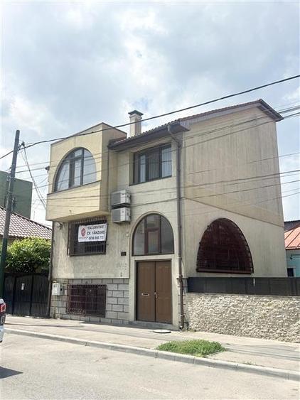 Casă individuală cu 8 camere cu Canalizare în Casa de Cultură