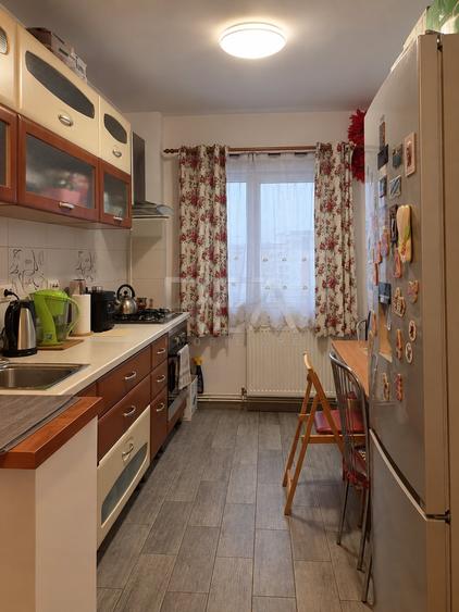 Apartament cu 4 camere semidecomandat, mobilat în Sebastian