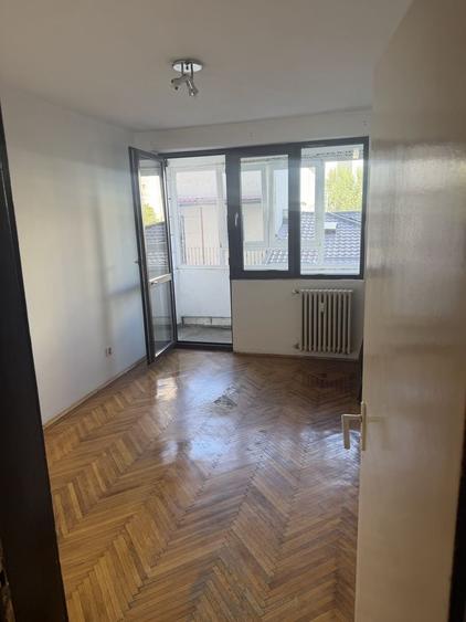 Apartament cu 3 camere semidecomandat în Iancului