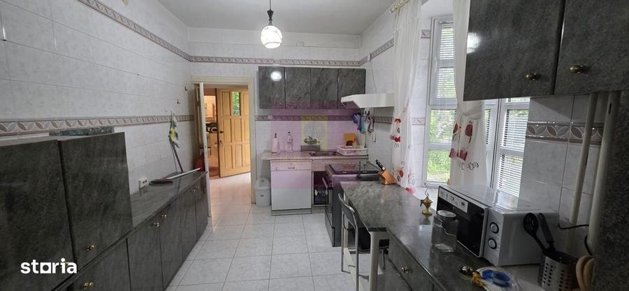 Casă cu 4 camere în Central