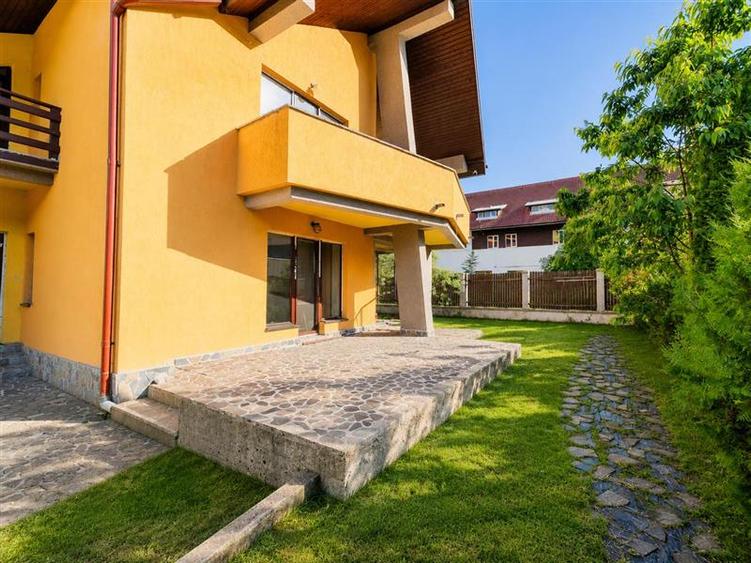 Casă cu 8 camere cu Garaj în Exterior Est