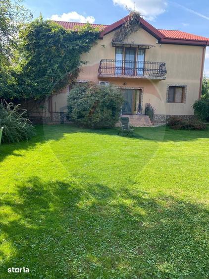 Casă cu 5 camere cu Teren 4600 Mp în Central