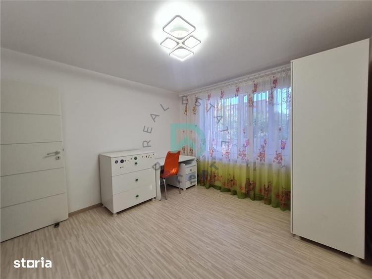 Apartament cu 3 camere semidecomandat în Triaj