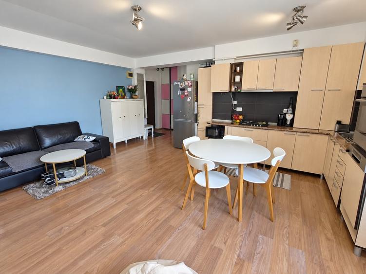 Apartament cu 3 camere semidecomandat în Nord-Est