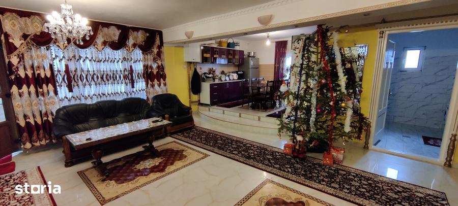 Casă cu 5 camere cu Teren 2000 Mp în Central