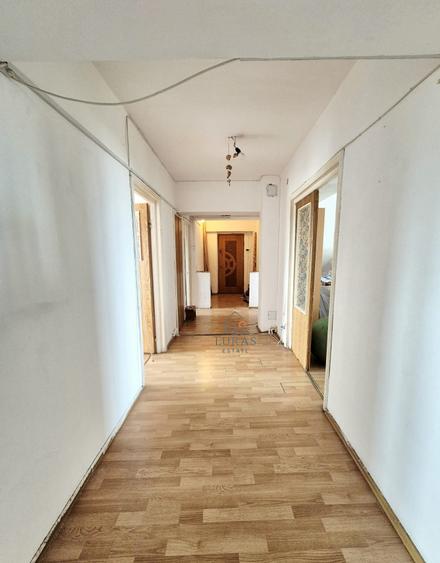 Apartament cu 4 camere decomandat în Poarta 6