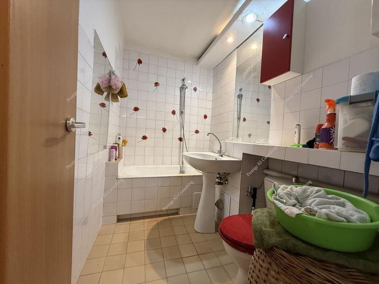 Apartament cu 3 camere decomandat în Girocului