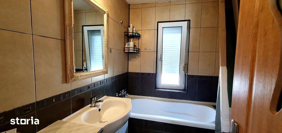 Casă cu 6 camere cu Teren 1000 Mp în Iosia