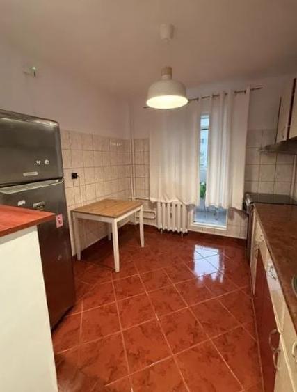 Apartament cu 3 camere decomandat, mobilat în Costin Georgian