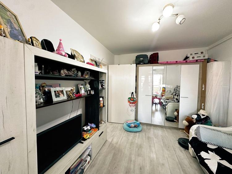 Apartament cu 2 camere decomandat, mobilat în Titan