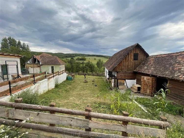 Casă individuală cu 4 camere cu Teren 1550 Mp în Cându