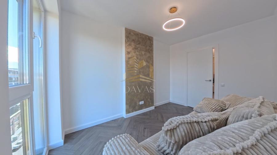 Apartament cu 3 camere semidecomandat, mobilat în Sopor