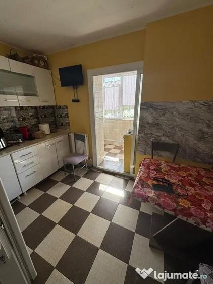 Apartament cu 3 camere decomandat în Poarta 6