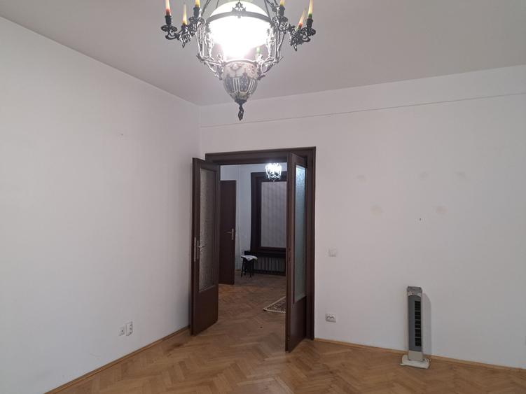 Apartament cu 3 camere nedecomandat, mobilat în Armeneasca