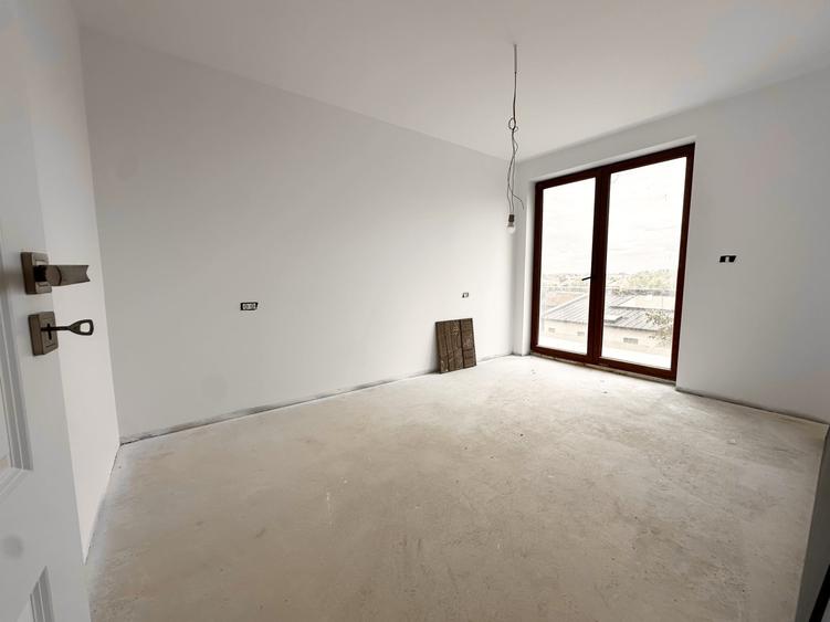 Apartament cu 3 camere decomandat în Fratelia