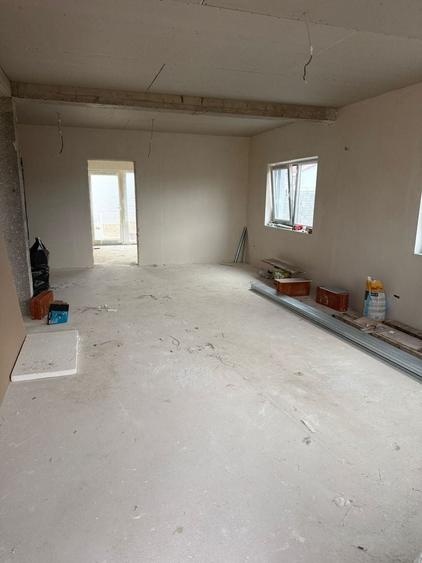 Apartament cu 4 camere decomandat în Moșnița Veche