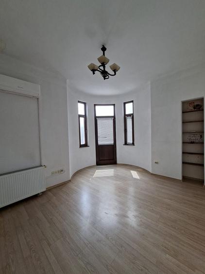 Casă cu 10 camere cu Teren 280 Mp în Pache Protopopescu