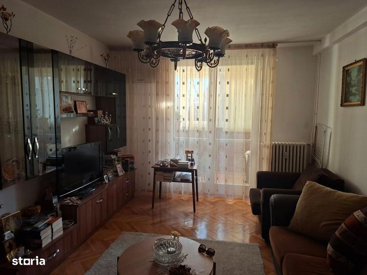 Apartament cu 3 camere decomandat, mobilat în Titan