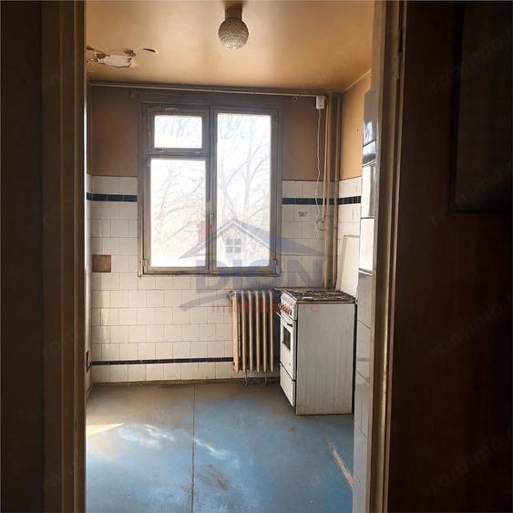 Apartament cu 3 camere semidecomandat în Rahova