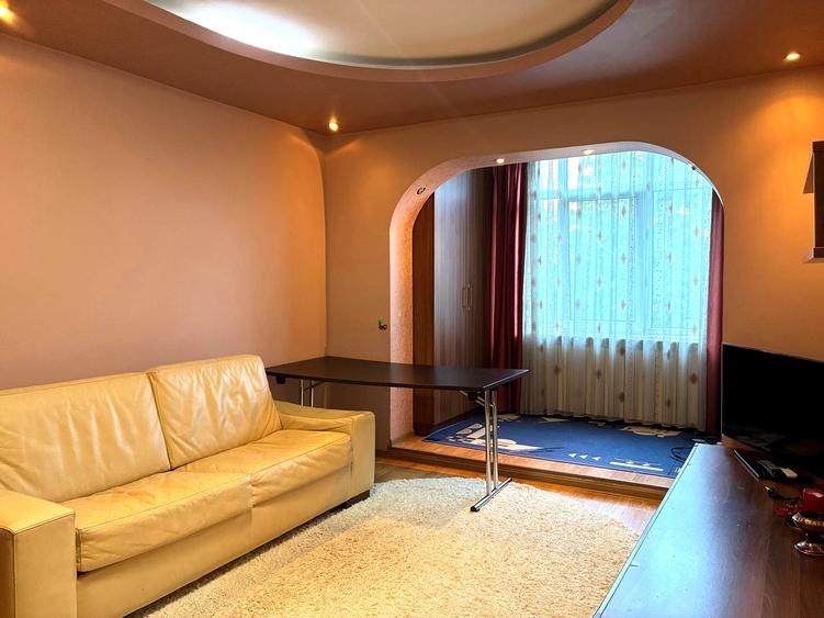 Apartament cu 3 camere semidecomandat, mobilat în Podu Roș