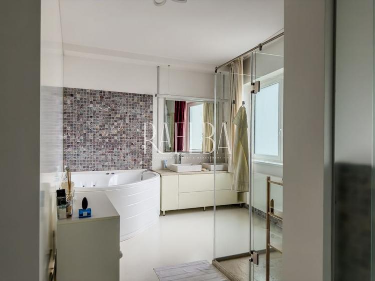 Apartament cu 8 camere semidecomandat, mobilat în Primăverii