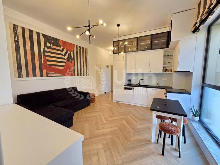 Apartament cu 2 camere semidecomandat, mobilat în Central