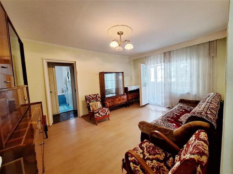 Apartament cu 3 camere semidecomandat în Mioriței