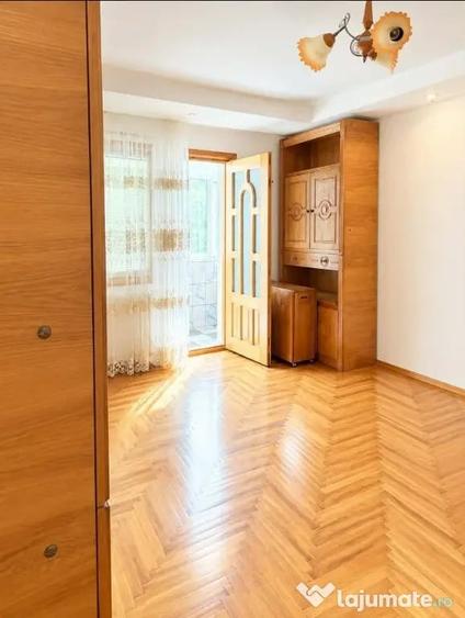 Apartament cu 4 camere decomandat în Burdujeni