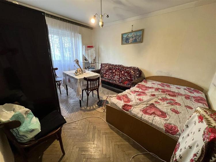 Apartament cu 3 camere decomandat în Podu Roș