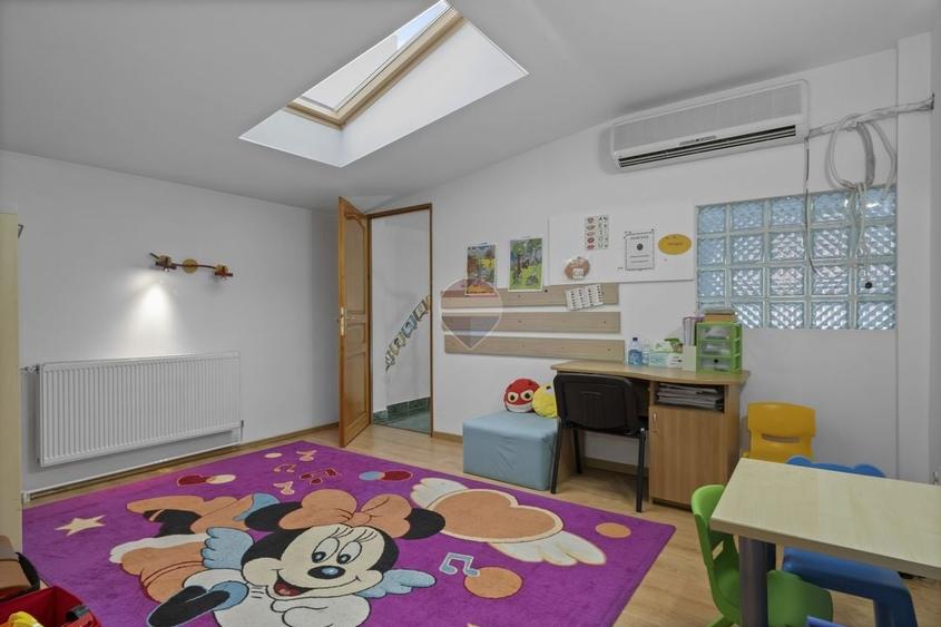 Casă individuală cu 8 camere cu Teren 300 Mp în 13 Septembrie