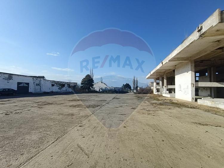 Spațiu industrial, de 5,000 mp, în Niculițel