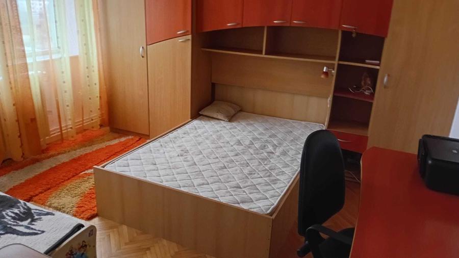 Apartament cu 3 camere decomandat în Exterior Vest