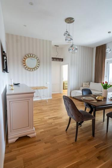 Apartament cu 3 camere semidecomandat, mobilat în Est