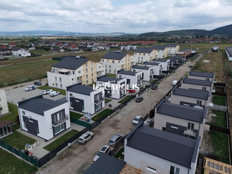Casă individuală cu 4 camere cu Canalizare în Sânpetru