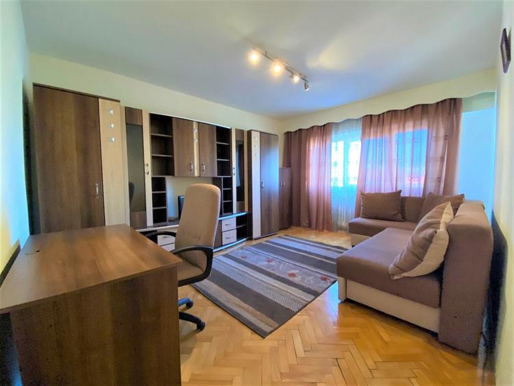 Apartament cu 3 camere decomandat, mobilat în Zorilor