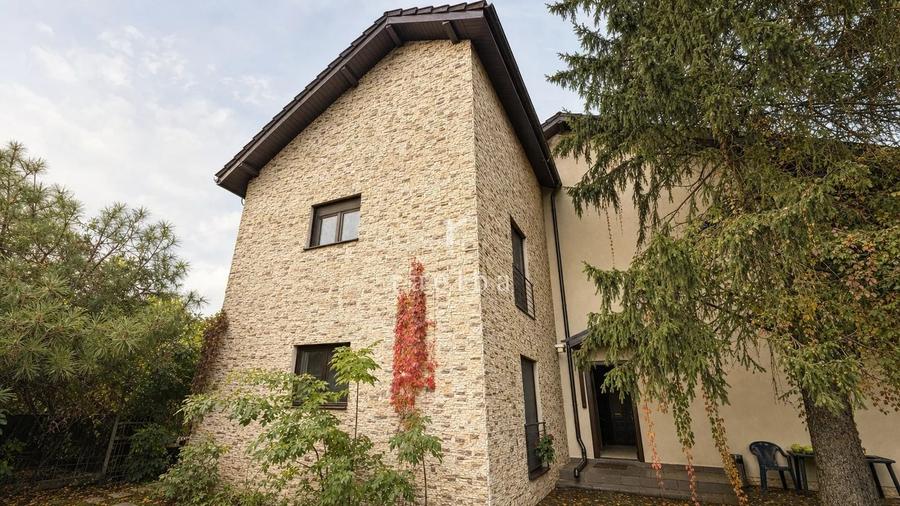 Casă cu 5 camere cu Teren 250 Mp în Tunari