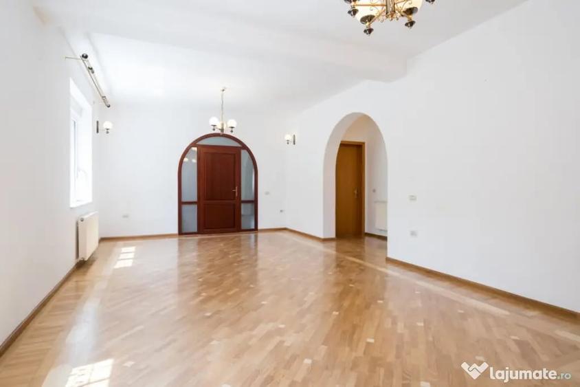 Casă cu 7 camere cu Teren 280 Mp în 1 Mai