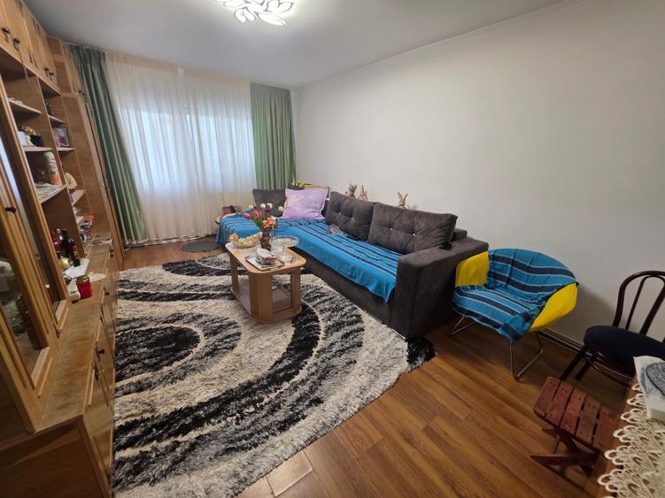 Apartament cu 3 camere decomandat în Calarași 4