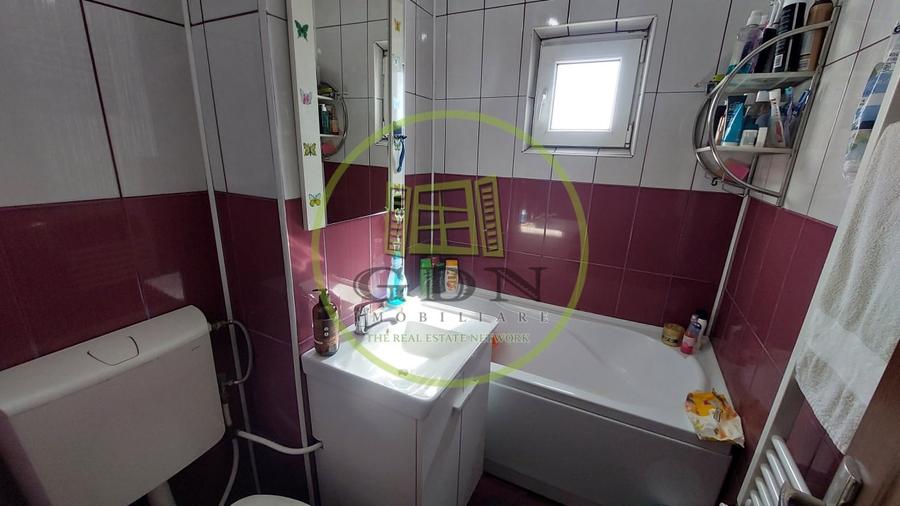 Apartament cu 3 camere semidecomandat, mobilat în Craiovița Nouă