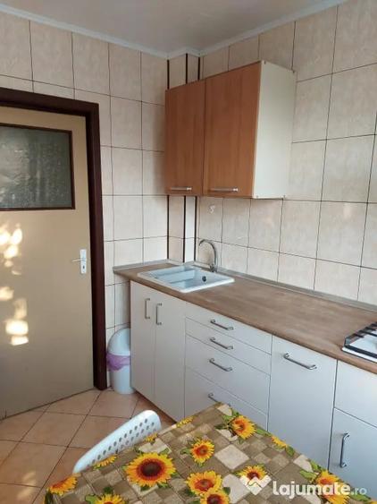 Apartament cu 3 camere semidecomandat în Crângași
