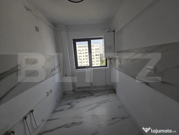 Apartament cu 3 camere semidecomandat în Podu Roș